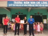 Các đồng chí lãnh đạo Huyện đoàn, Hội Chữ thập đỏ huyện trao xà phòng cho các em trường Mầm non xã Chi Lăng
