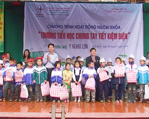 Đ/c Đỗ Văn Bình - Thường vụ Huyện ủy, Phó Chủ tịch UBND huyện trao quà cho học sinh vượt khó học giỏi