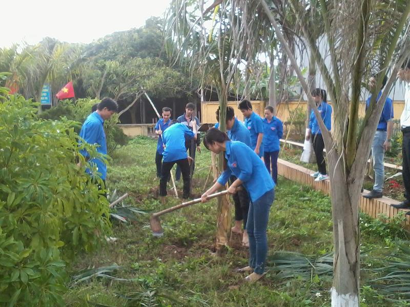 Đoàn Thanh niên – Hội LHTN xã Tân Hòa trồng cây đầu xuân và dọn vệ sinh môi trường
