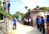 Đoàn viên thanh niên tham gia lắp đặt công trình thanh niên “Thắp sáng đường quê” tại xã Phúc Khánh (Hưng Hà).