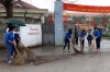 Đoàn viên thanh niên Trường THPT Đông Hưng Hà làm vệ sinh môi trường trong Tháng Thanh niên năm 2015.