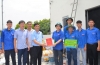 Đồng chí Nguyễn Trọng Lộ - Phó Bí thư Thường trực Huyện ủy, Chủ tịch HĐND huyện Hưng Hà thăm, tặng quà thanh niên hỗ trợ dự án đường dây 500KV