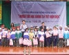 Đ/c Đỗ Văn Bình - Thường vụ Huyện ủy, Phó Chủ tịch UBND huyện trao quà cho học sinh vượt khó học giỏi