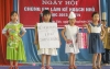 Các em học sinh Trường Tiểu học Tân Tiến (huyện Hưng Hà) trình diễn thời trang làm từ giấy loại, vỏ lon bia, chai nước nhằm kêu gọi các bạn hãy bảo vệ môi trường.