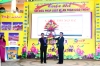 Đồng chí Nguyễn Hồng Chuyên- Ủy viên Ban Thường vụ Tỉnh ủy, Bí thư Huyện ủy, Chủ tịch HĐND huyện tặng hoa chúc mừng