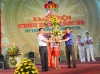 Đ/c Nguyễn Hồng Chuyên - Tỉnh ủy viên, Bí thư Huyện ủy, Chủ tịch HĐND huyện tặng hoa chúc mừng đại hội.