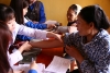 Các bác sỹ trẻ Trường DH Y dược Thái Bình khám bệnh cho đối tượng chính sách, hộ nghèo xã Tân Hòa, huyện Hưng Hà
