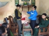 Đồng chí Nguyễn Minh Hồng, Ủy viên Ban Thường vụ Tỉnh đoàn, Bí thư Huyện đoàn thăm, tặng quà cho thanh niên nhập ngũ xã Minh Khai