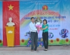 Đồng chí Đinh Thị The – Phó Bí thư Thường trực Huyện đoàn tặng hoa, động viên phong trào