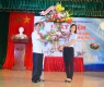 Đ/c Trần Trung Dũng – Phó Bí thư Thường trực Huyện ủy tặng hoa chúc mừng