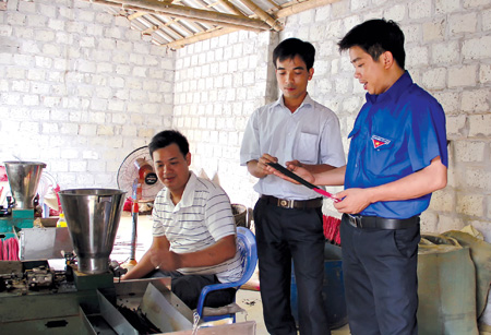 Anh Hà Văn Lái (người thứ nhất từ trái sang) chia sẻ kinh nghiệm làm hương bằng máy với đoàn viên thanh niên trong xã.