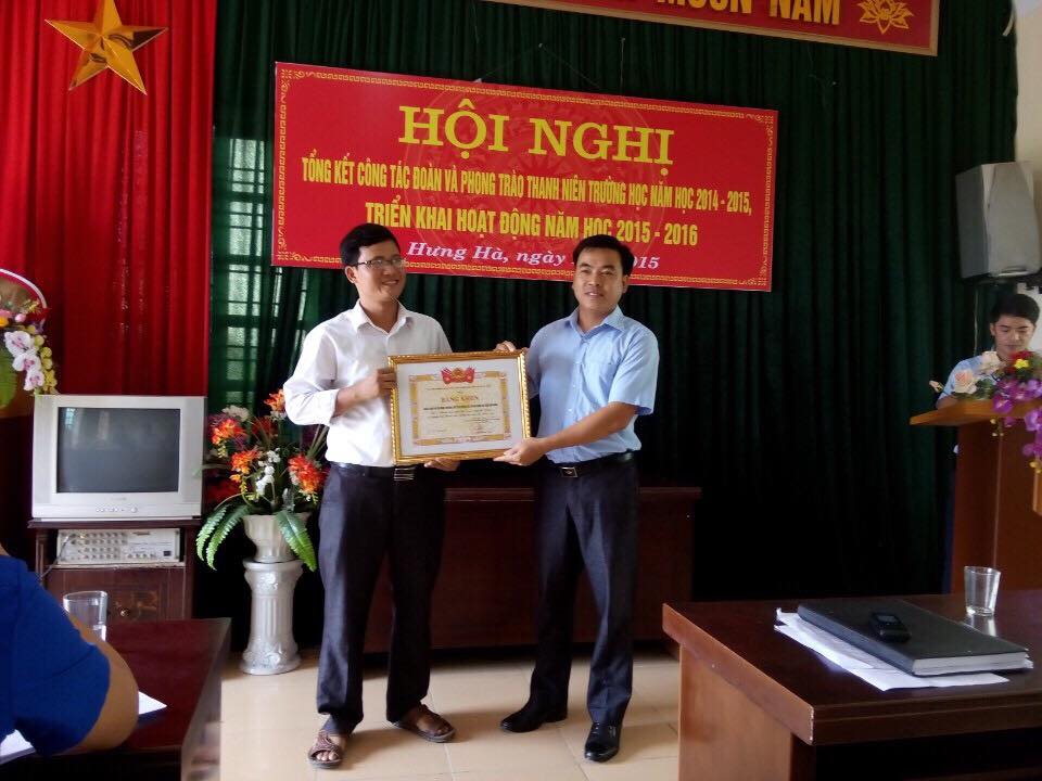 Đ/c Nguyễn Minh Hồng, UV BTV Tỉnh đoàn, HUV, Bí thư Huyện đoàn trao bằng khen cho đơn vị Đoàn THPT Bắc Duyên Hà.