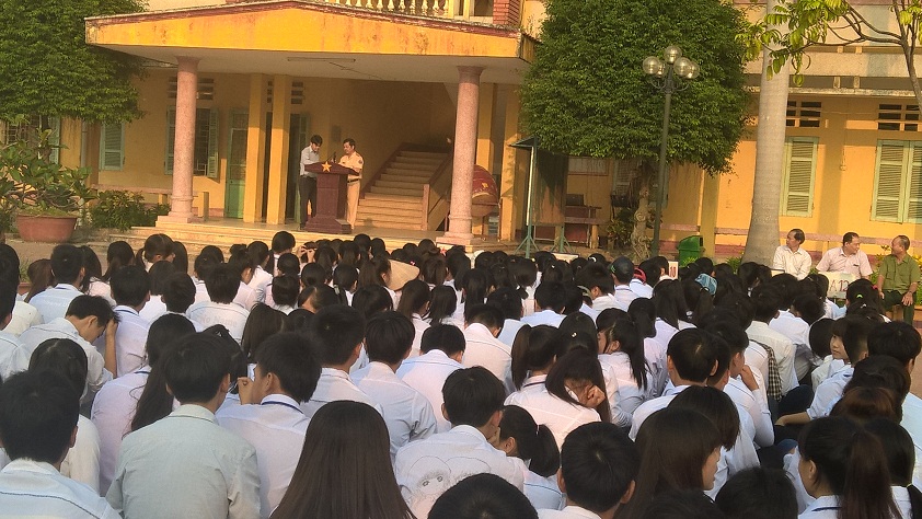 Đ/c Thượng tá Nguyễn Văn Việt, Phó Trưởng phòng CSGT tỉnh tuyên truyền, giáo dục ATGT cho ĐVTV Trường THPT Đông Hưng Hà