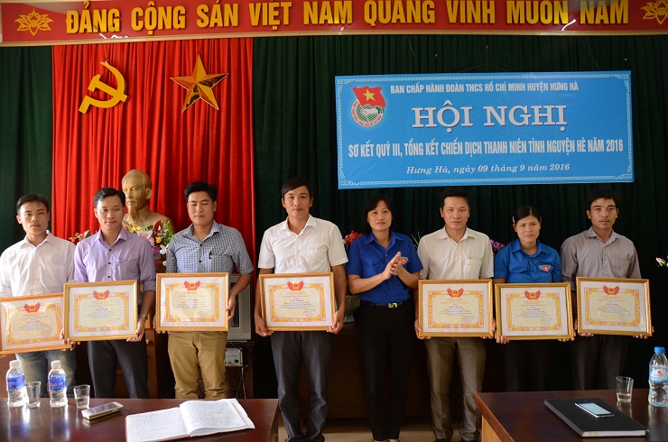 Đồng chí Đinh Thị The, Phó Bí thư Thường trực Huyện đoàn tặng giấy khen cho các tập thể, cá nhân có thành tích trong chiến dịch TNTN hè 2016.