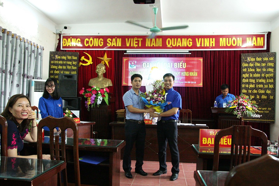 Đ/c Phạm Văn Báu - Phó Bí thư Huyện đoàn tặng hoa Đại hội